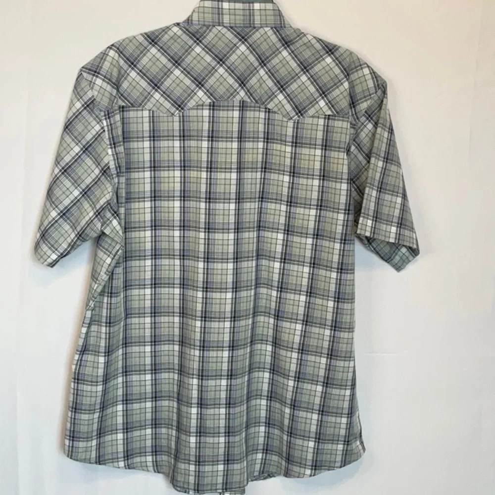 Wrangler, size extra-large, pearl snap,short sleeve shirt olive green, black.
